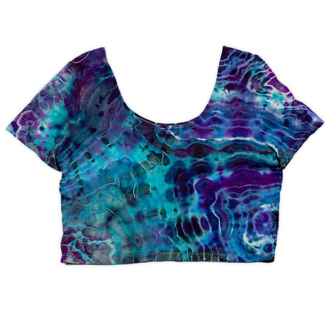 An artistic ice-dye design dominates this cropped t-shirt, with a fusion of amethyst, sapphire, and seafoam green colors, complete with a casual scoop neck.